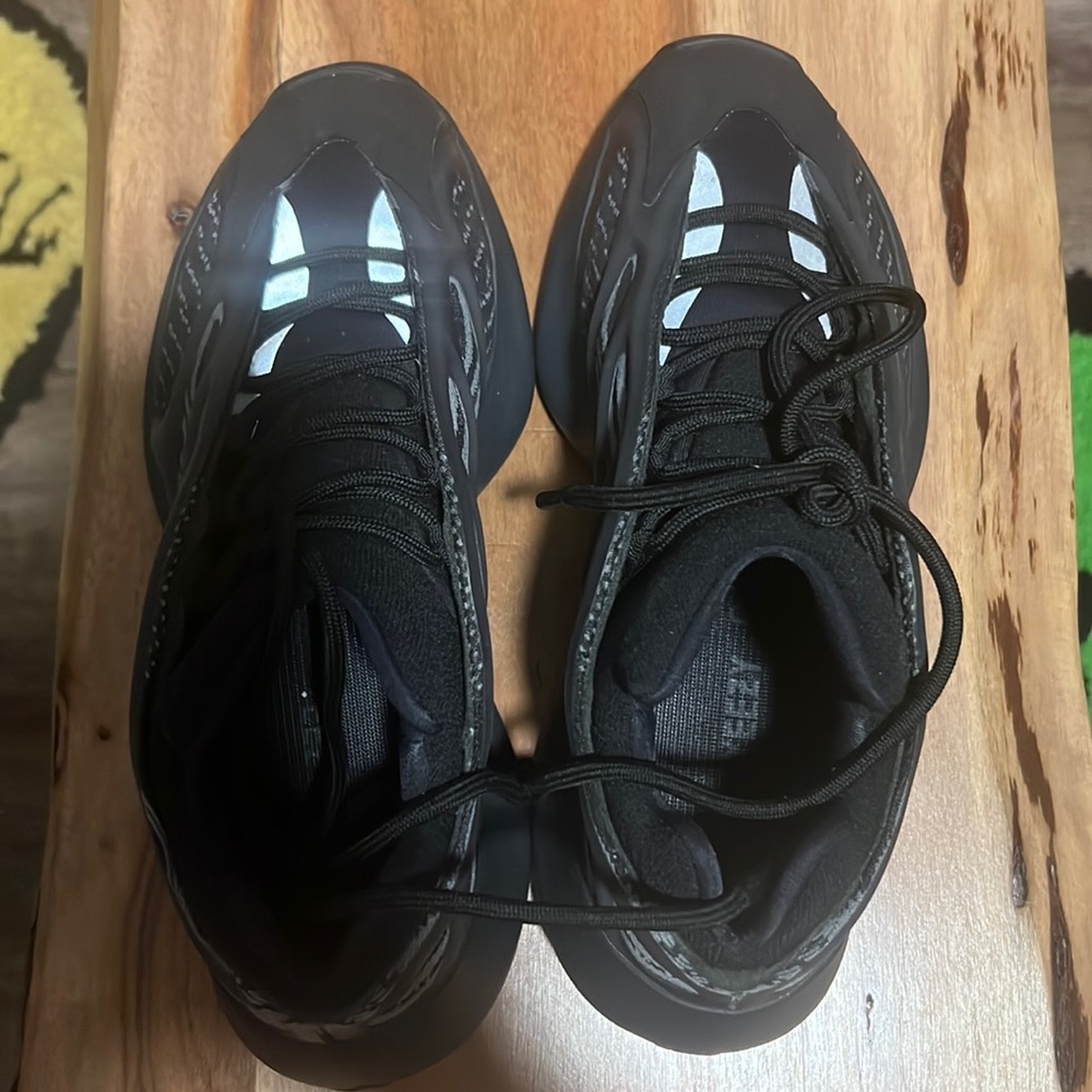 YEEZY 700 V3 DARK GLOW
